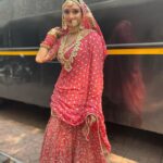 Aishwarya Khare Instagram - Ek pal jo mil jaaye dil ko Chala jaaye door kahin Duniya me iss dil ke jaisa Koi majboor nahi 💕💕