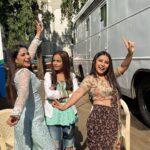 Aishwarya Sharma Bhatt Instagram – Whenever you hear dhol sound 😂 
@snehabhawsarofficial @yeshaharsora 

#funnyreels #ghumhaikisikeypyaarmeiin #bts #pakhi #karishma #harini #instatrending #trendingreels #stayhappy