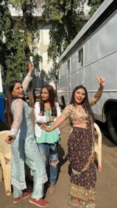 Aishwarya Sharma Bhatt Instagram - Whenever you hear dhol sound 😂 @snehabhawsarofficial @yeshaharsora #funnyreels #ghumhaikisikeypyaarmeiin #bts #pakhi #karishma #harini #instatrending #trendingreels #stayhappy