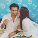 Aishwarya Sharma Bhatt Instagram - Meri duniya tu hi re😂 #neilkiaish #aishwaryasharma #neilbhatt #couplegoals #funnyreels #instatrending #reelitfeelit #trendingreels #husbandwife #stayhappy