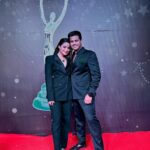 Aishwarya Sharma Bhatt Instagram - About Last Night🙏🏻❤️ Styled by @karishmasalian6 Jewellery by @padmashree_jewels #itaawards #twinning #couplegoals #neilkiaish #coupleinblack #aishwaryasharma #neilbhatt