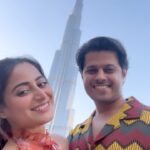 Aishwarya Sharma Bhatt Instagram - Dazzling DUBAI, Each others company, Memories created thank you so much @kayak_in 😃 @bhatt_neil ❤️ #dazzling #dubai #neilkiaish #couplegoals #journey #ad #sponsored