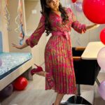 Aishwarya Sharma Bhatt Instagram - So this is an appreciation post for my Makeup Artist Ritu @smriti_bhowmick256 she planned this beautiful surprise for me❤️ she came on set at 5:00am and did everything own her own I am so happy and obliged Ritu and thankyou my husband @bhatt_neil for being a part of this planning… I love surprises 🥹❤️ thankyou again you guys made my day.. love you😘🤗❤️ and @peachyboo.in @kumkum.t11 I must say I am inlove this dress..❤️ Wearing @peachyboo.in #birthday #8thdecember #aishwaryasharma