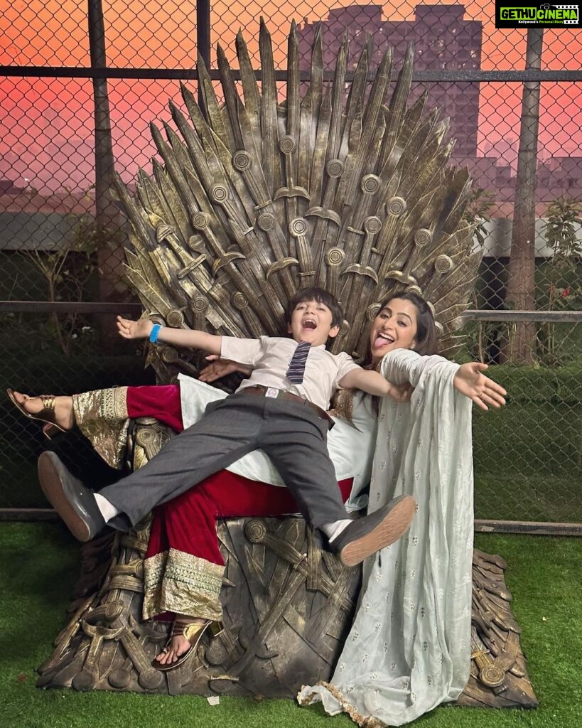 Aishwarya Sharma Bhatt Instagram - “When you play Game of Thrones you Win or you Die” buuuutttt we found our Throne of Funnnnnn 😂🤣 with @tanmayrishi #aishwaryasharma #tanmayrishi #pakhi #vinu #ghumhaikisikeypyaarmeiin #bts #funbehindthescenes #gameofthrones #theironthrone #crazyus