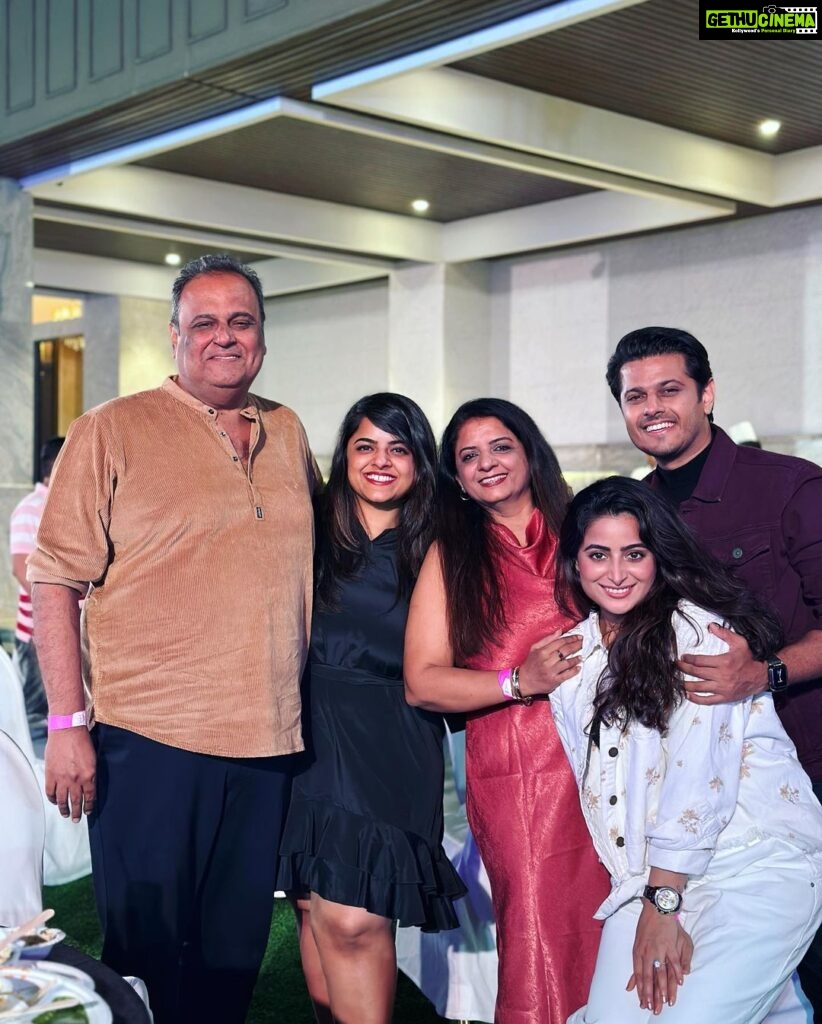 Aishwarya Sharma Bhatt Instagram - Happy New Year ! ❤️❤️❤️ #2022 thankful for the wonderful memories #2023 looking forward to making new and wonderful memories 🙏🏽 Have a wonderful year everyone !! #newyear2023 #family #celebration