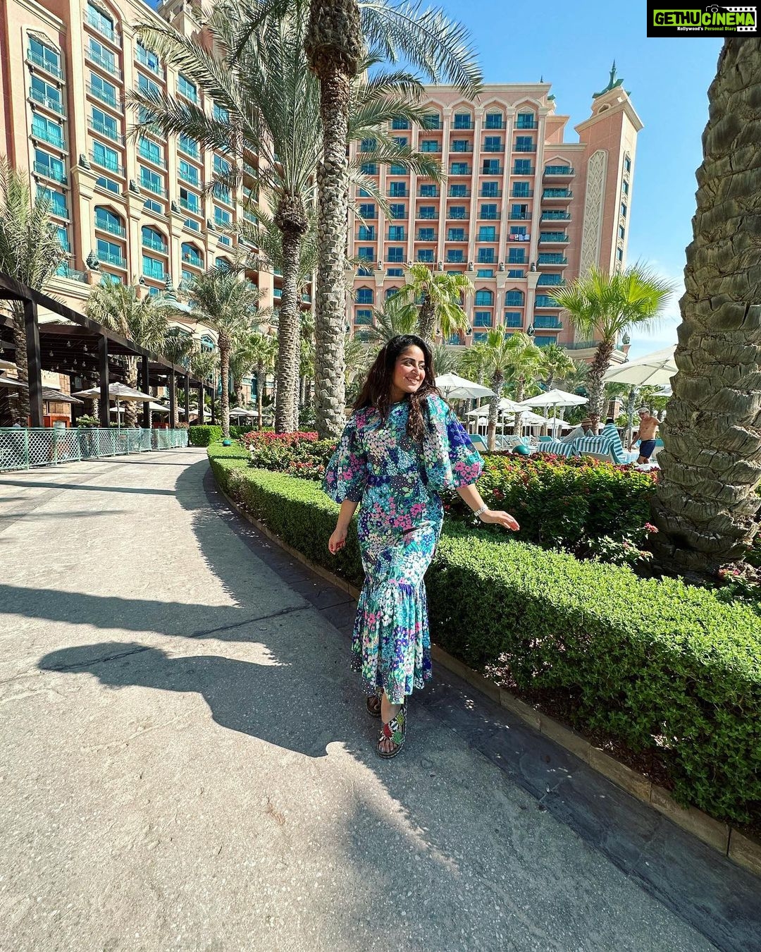 Aishwarya Sharma Bhatt Instagram - Dil garden garden ho gaya πΈπ Outfit: @myfywish Stylist: @styling.your.soul #dubai #dubaidiaries #atlantis #traveldiaries #freshlikeaflower #aishwaryasharma #ootd #fashioninsta #stayblessed