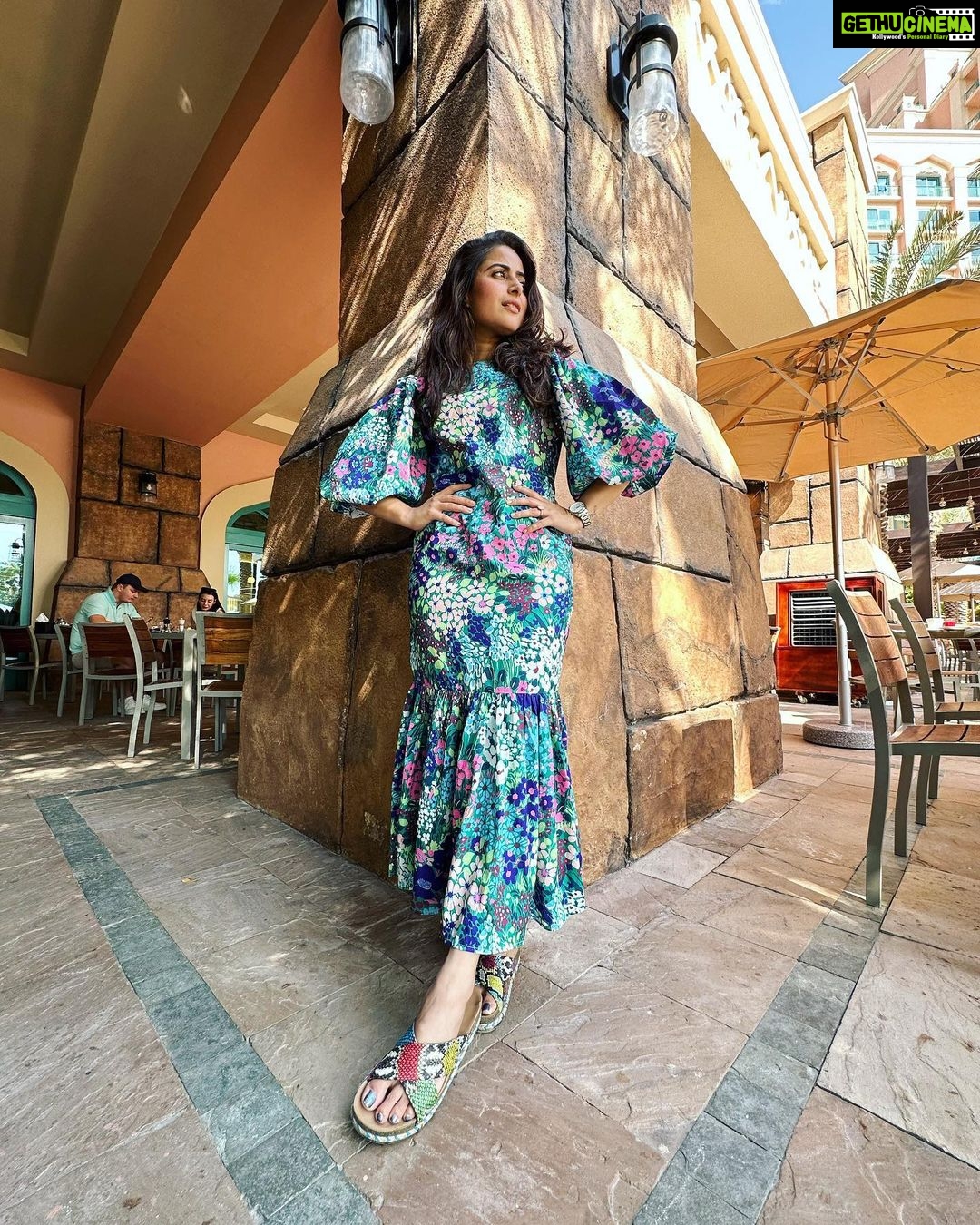 Aishwarya Sharma Bhatt Instagram - Dil garden garden ho gaya πΈπ Outfit: @myfywish Stylist: @styling.your.soul #dubai #dubaidiaries #atlantis #traveldiaries #freshlikeaflower #aishwaryasharma #ootd #fashioninsta #stayblessed