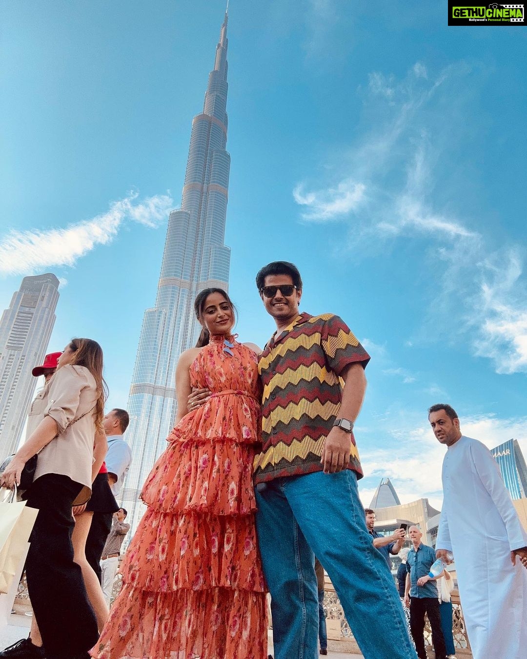 Aishwarya Sharma Bhatt Instagram - Burj khalifa ❤️ @bhatt_neil 😘❤️🧿 Styled by - @poojadargad_25_ Wearing - @meeamifashion Footwear: @callalilies.in PR @styling.your.soul #dubai #dubaidiaries #burjkhalifa #beautifulview #couplegoals #neilkiaish #aishwaryasharma #neilbhatt #triptodubai #ootd #fashioninspo #fashioninsta #stayhappy
