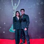 Aishwarya Sharma Bhatt Instagram - About Last Night🙏🏻❤️ Styled by @karishmasalian6 Jewellery by @padmashree_jewels #itaawards #twinning #couplegoals #neilkiaish #coupleinblack #aishwaryasharma #neilbhatt