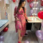 Aishwarya Sharma Bhatt Instagram - So this is an appreciation post for my Makeup Artist Ritu @smriti_bhowmick256 she planned this beautiful surprise for me❤️ she came on set at 5:00am and did everything own her own I am so happy and obliged Ritu and thankyou my husband @bhatt_neil for being a part of this planning… I love surprises 🥹❤️ thankyou again you guys made my day.. love you😘🤗❤️ and @peachyboo.in @kumkum.t11 I must say I am inlove this dress..❤️ Wearing @peachyboo.in #birthday #8thdecember #aishwaryasharma