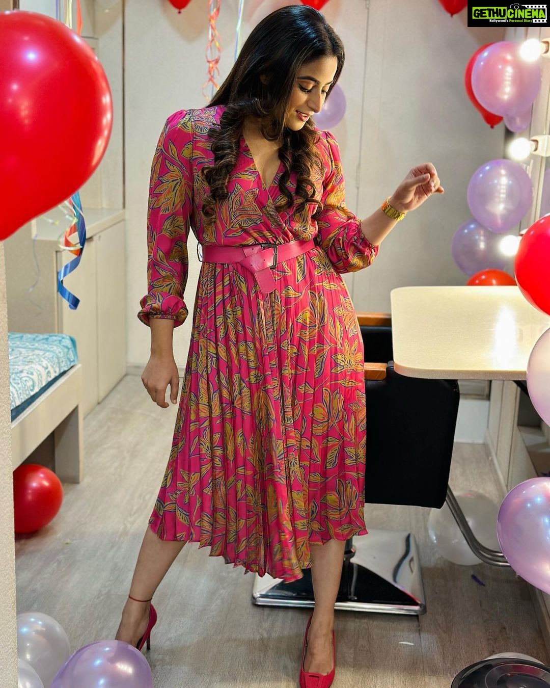 Aishwarya Sharma Bhatt Instagram - So this is an appreciation post for my Makeup Artist Ritu @smriti_bhowmick256 she planned this beautiful surprise for me❤️ she came on set at 5:00am and did everything own her own I am so happy and obliged Ritu and thankyou my husband @bhatt_neil for being a part of this planning… I love surprises 🥹❤️ thankyou again you guys made my day.. love you😘🤗❤️ and @peachyboo.in @kumkum.t11 I must say I am inlove this dress..❤️ Wearing @peachyboo.in #birthday #8thdecember #aishwaryasharma