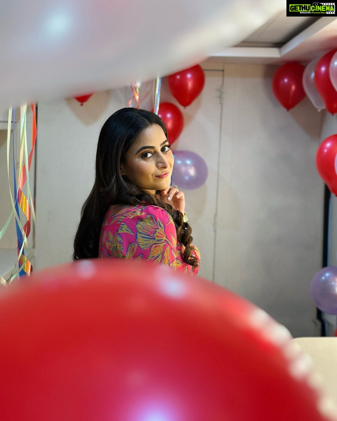 Aishwarya Sharma Bhatt Instagram - So this is an appreciation post for my Makeup Artist Ritu @smriti_bhowmick256 she planned this beautiful surprise for me❤️ she came on set at 5:00am and did everything own her own I am so happy and obliged Ritu and thankyou my husband @bhatt_neil for being a part of this planning… I love surprises 🥹❤️ thankyou again you guys made my day.. love you😘🤗❤️ and @peachyboo.in @kumkum.t11 I must say I am inlove this dress..❤️ Wearing @peachyboo.in #birthday #8thdecember #aishwaryasharma