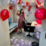 Aishwarya Sharma Bhatt Instagram - So this is an appreciation post for my Makeup Artist Ritu @smriti_bhowmick256 she planned this beautiful surprise for me❤️ she came on set at 5:00am and did everything own her own I am so happy and obliged Ritu and thankyou my husband @bhatt_neil for being a part of this planning… I love surprises 🥹❤️ thankyou again you guys made my day.. love you😘🤗❤️ and @peachyboo.in @kumkum.t11 I must say I am inlove this dress..❤️ Wearing @peachyboo.in #birthday #8thdecember #aishwaryasharma