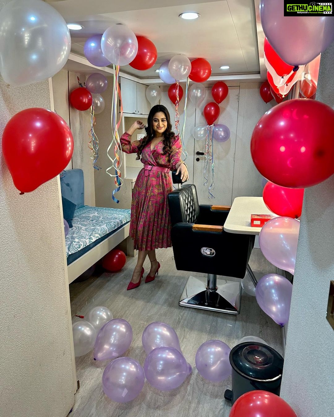 Aishwarya Sharma Bhatt Instagram - So this is an appreciation post for my Makeup Artist Ritu @smriti_bhowmick256 she planned this beautiful surprise for me❤️ she came on set at 5:00am and did everything own her own I am so happy and obliged Ritu and thankyou my husband @bhatt_neil for being a part of this planning… I love surprises 🥹❤️ thankyou again you guys made my day.. love you😘🤗❤️ and @peachyboo.in @kumkum.t11 I must say I am inlove this dress..❤️ Wearing @peachyboo.in #birthday #8thdecember #aishwaryasharma