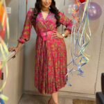 Aishwarya Sharma Bhatt Instagram - So this is an appreciation post for my Makeup Artist Ritu @smriti_bhowmick256 she planned this beautiful surprise for me❤️ she came on set at 5:00am and did everything own her own I am so happy and obliged Ritu and thankyou my husband @bhatt_neil for being a part of this planning… I love surprises 🥹❤️ thankyou again you guys made my day.. love you😘🤗❤️ and @peachyboo.in @kumkum.t11 I must say I am inlove this dress..❤️ Wearing @peachyboo.in #birthday #8thdecember #aishwaryasharma