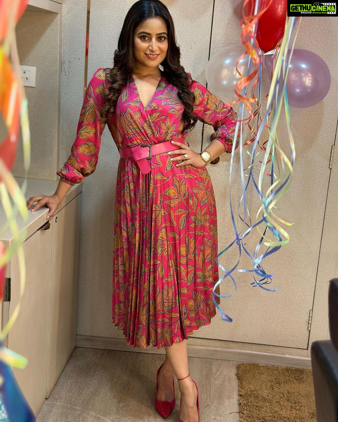 Aishwarya Sharma Bhatt Instagram - So this is an appreciation post for my Makeup Artist Ritu @smriti_bhowmick256 she planned this beautiful surprise for me❤️ she came on set at 5:00am and did everything own her own I am so happy and obliged Ritu and thankyou my husband @bhatt_neil for being a part of this planning… I love surprises 🥹❤️ thankyou again you guys made my day.. love you😘🤗❤️ and @peachyboo.in @kumkum.t11 I must say I am inlove this dress..❤️ Wearing @peachyboo.in #birthday #8thdecember #aishwaryasharma