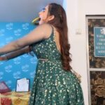 Aishwarya Sharma Bhatt Instagram – Wearing green soooo!!! #dametucosita and that too a unique version of it 😂😂😂
Happy Dhanteras 🙏🏻

#happydhanteras #diwali2022 #funnyreels #trendingreels #reelitfeelit