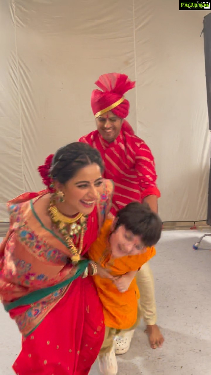 Aishwarya Sharma Bhatt Instagram - So Tanmay and I decided to prank Neil.. we failed at first but the second was very well planned by us π @tanmayrishi @bhatt_neil #throwback #throwbackmemories #ghumhaikisikeypyaarmeiin #bts #funonset #stayhappy