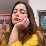 Aishwarya Sharma Bhatt Instagram - Mujhe nahi pata hai 😂😂😂 #aishwrayasharma #funnyreels #trendingsongs #trendingreels #reelitfeelit #stayhappy