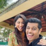 Aishwarya Sharma Bhatt Instagram – Goofballs 🤪🤣

#picturesoftheday #couplegoals #aishwaryasharma #neilbhatt #bts #ghumhaikisikeypyaarmeiin #stayhappy