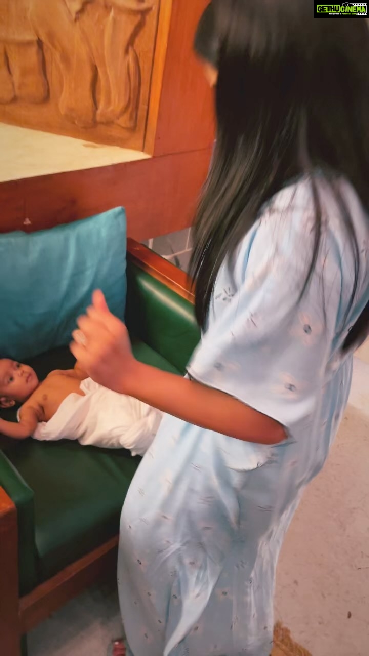 Aishwarya Sharma Bhatt Instagram - I made him dance💃🏻👶🏻 beautiful and cute “Arham” aka “Vinayak” ❤️🧿 #ghumhaikisikeypyaarmeiin #bts #pakhi #aishwaryasharma #arham #vinayak #cuteness #cutenessoverload #cutebaby #stayhappy
