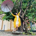 Aishwarya Sharma Bhatt Instagram – Papa ki pari.. jhat se giri 😂😂😂 
Caption by @vihansometimes 
PC @vihansometimes 
Wearing @janasyaclothing 
Styling partner @styling.your.soul 

#aishwaryasharma #picturesoftheday #happymonsoon #monsoon2022 #ootd #crocs #stayhappy