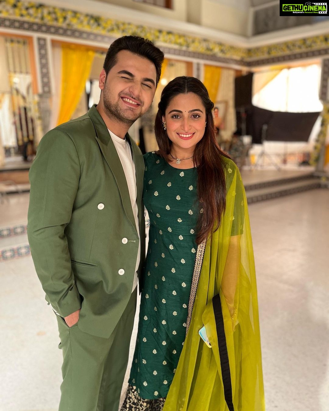 Aishwarya Sharma Bhatt Instagram - Just two Rich and cute Business partners posing 🤪 Stay tuned for something interesting. Ghum Hai Kisikey Pyaar Meiin, Mon-Sat 8 PM on @starplus and anytime on @disneyplushotstar ❤️ #ghumhaikisikeypyaarmeiin #Pakhit #ghkkpm #sharmaverma #bhaibehan #bts Film City