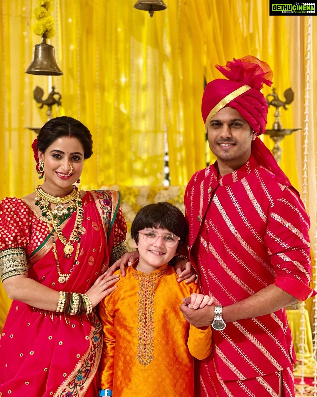 Aishwarya Sharma Bhatt Instagram - There is a Dark History behind these smiles.. #ghumhaikisikeypyaarmeiin @bhatt_neil @tanmayrishi PC @vihansometimes #aishwaryasharma #neilbhatt #tanmayrishi #pakhi #patralekha #viratchavan #vinayak #vinu