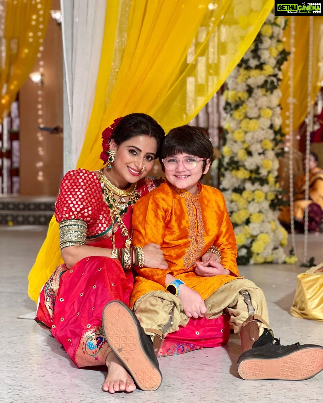 Aishwarya Sharma Bhatt Instagram - There is a Dark History behind these smiles.. #ghumhaikisikeypyaarmeiin @bhatt_neil @tanmayrishi PC @vihansometimes #aishwaryasharma #neilbhatt #tanmayrishi #pakhi #patralekha #viratchavan #vinayak #vinu