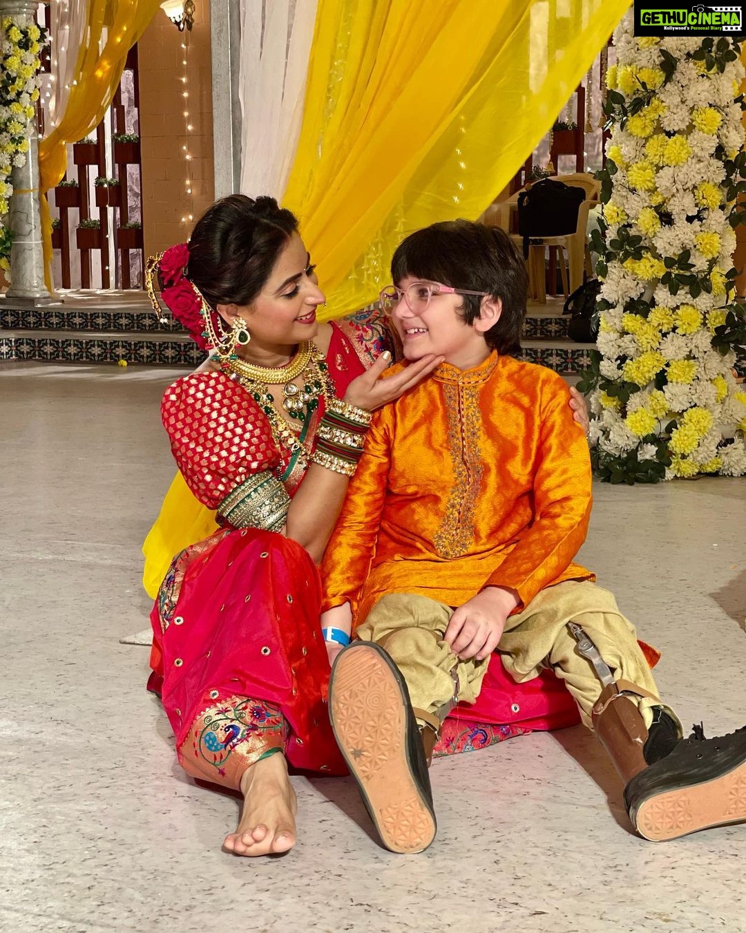Aishwarya Sharma Bhatt Instagram - There is a Dark History behind these smiles.. #ghumhaikisikeypyaarmeiin @bhatt_neil @tanmayrishi PC @vihansometimes #aishwaryasharma #neilbhatt #tanmayrishi #pakhi #patralekha #viratchavan #vinayak #vinu
