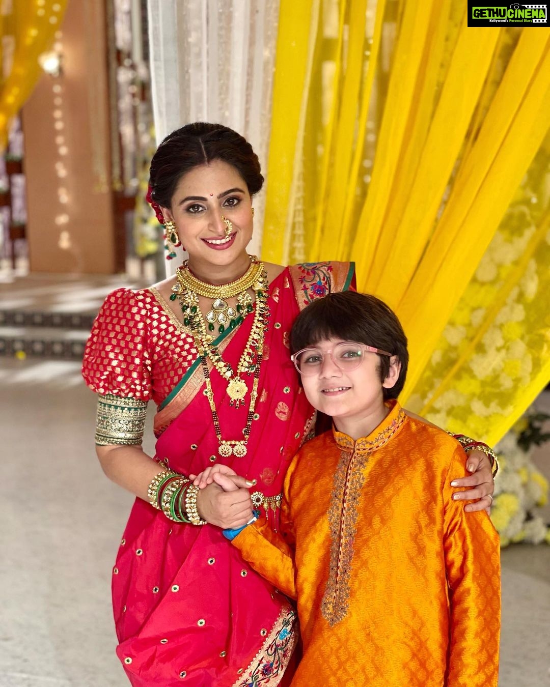 Aishwarya Sharma Bhatt Instagram - There is a Dark History behind these smiles.. #ghumhaikisikeypyaarmeiin @bhatt_neil @tanmayrishi PC @vihansometimes #aishwaryasharma #neilbhatt #tanmayrishi #pakhi #patralekha #viratchavan #vinayak #vinu