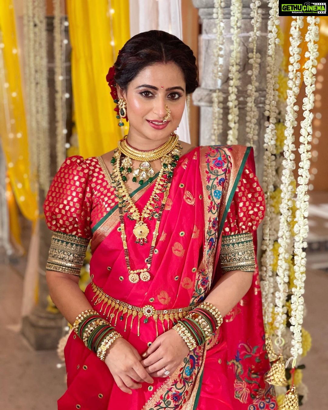 Aishwarya Sharma Bhatt Instagram - बाई गं !!! कसं करमत न्हाई गं❤️ PC @bhatt_neil #ghumhaikisikeypyaarmeiin #bts #pakhi #patralekha #aishwaryasharma #marathimulgi #nauvarisaree #maharashrianlook #chandramukhi मुम्बई फ़िल्म सिटी