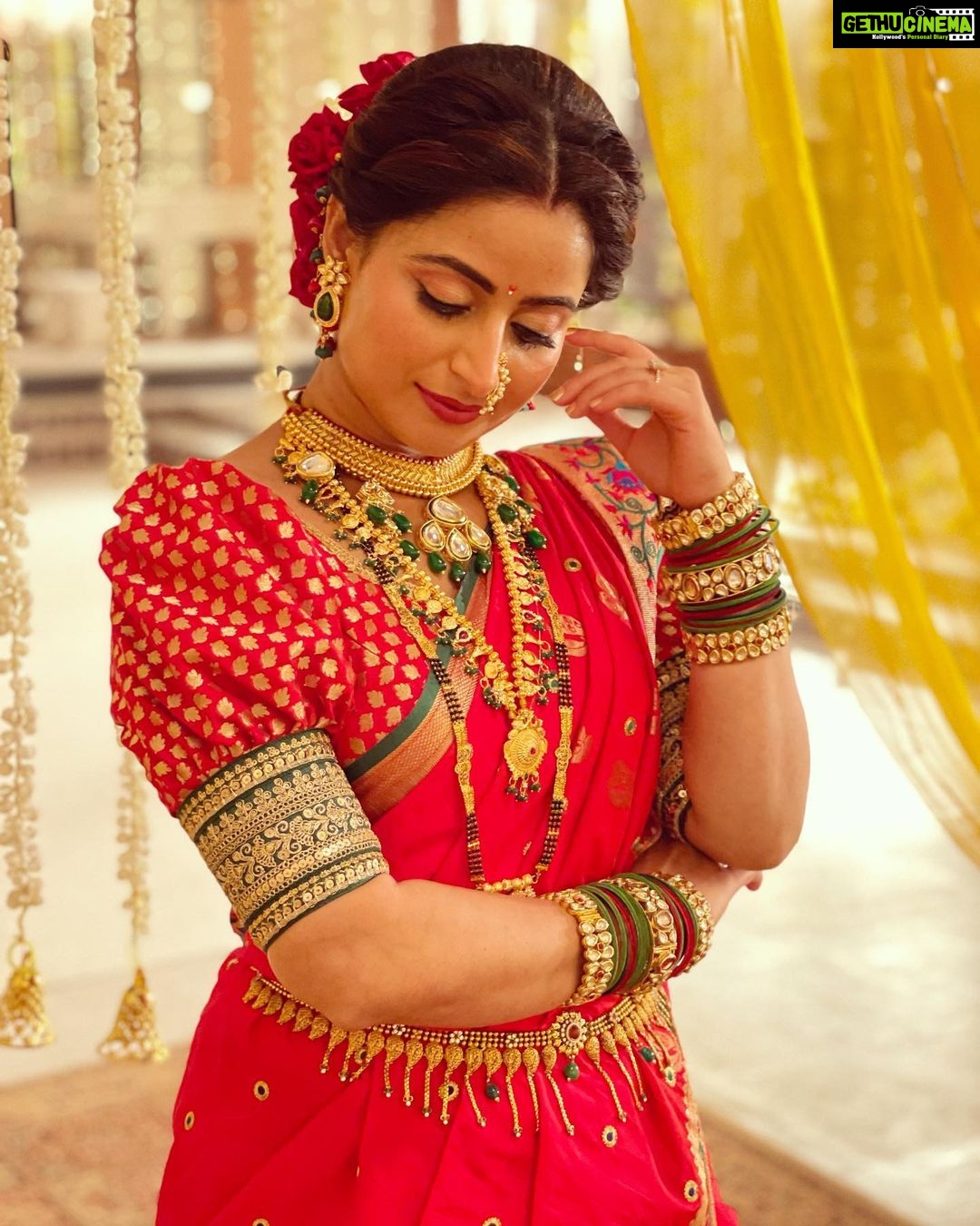 Aishwarya Sharma Bhatt Instagram - बाई गं !!! कसं करमत न्हाई गं❤️ PC @bhatt_neil #ghumhaikisikeypyaarmeiin #bts #pakhi #patralekha #aishwaryasharma #marathimulgi #nauvarisaree #maharashrianlook #chandramukhi मुम्बई फ़िल्म सिटी