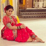 Aishwarya Sharma Bhatt Instagram – बाई गं !!! कसं करमत न्हाई गं❤️

PC @bhatt_neil 

#ghumhaikisikeypyaarmeiin #bts #pakhi #patralekha #aishwaryasharma #marathimulgi #nauvarisaree #maharashrianlook #chandramukhi मुम्बई फ़िल्म सिटी