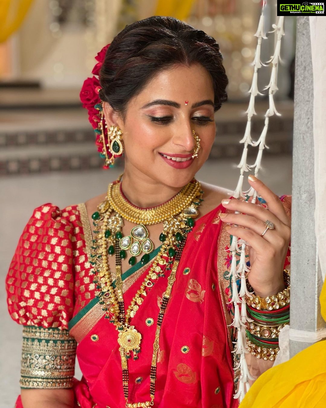 Aishwarya Sharma Bhatt Instagram - बाई गं !!! कसं करमत न्हाई गं❤️ PC @bhatt_neil #ghumhaikisikeypyaarmeiin #bts #pakhi #patralekha #aishwaryasharma #marathimulgi #nauvarisaree #maharashrianlook #chandramukhi मुम्बई फ़िल्म सिटी