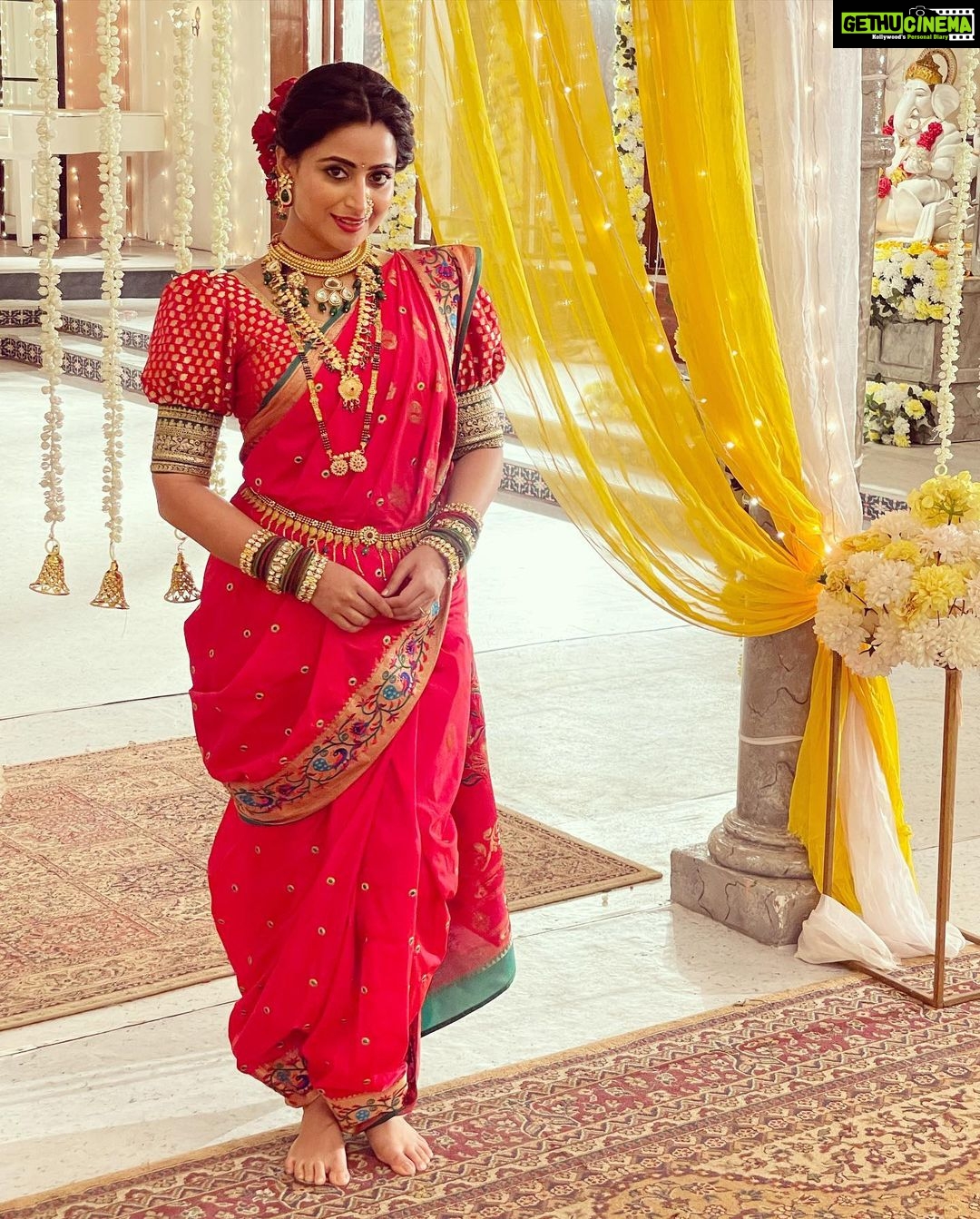 Aishwarya Sharma Bhatt Instagram - बाई गं !!! कसं करमत न्हाई गं❤️ PC @bhatt_neil #ghumhaikisikeypyaarmeiin #bts #pakhi #patralekha #aishwaryasharma #marathimulgi #nauvarisaree #maharashrianlook #chandramukhi मुम्बई फ़िल्म सिटी