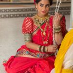 Aishwarya Sharma Bhatt Instagram - बाई गं !!! कसं करमत न्हाई गं❤️ PC @bhatt_neil #ghumhaikisikeypyaarmeiin #bts #pakhi #patralekha #aishwaryasharma #marathimulgi #nauvarisaree #maharashrianlook #chandramukhi मुम्बई फ़िल्म सिटी
