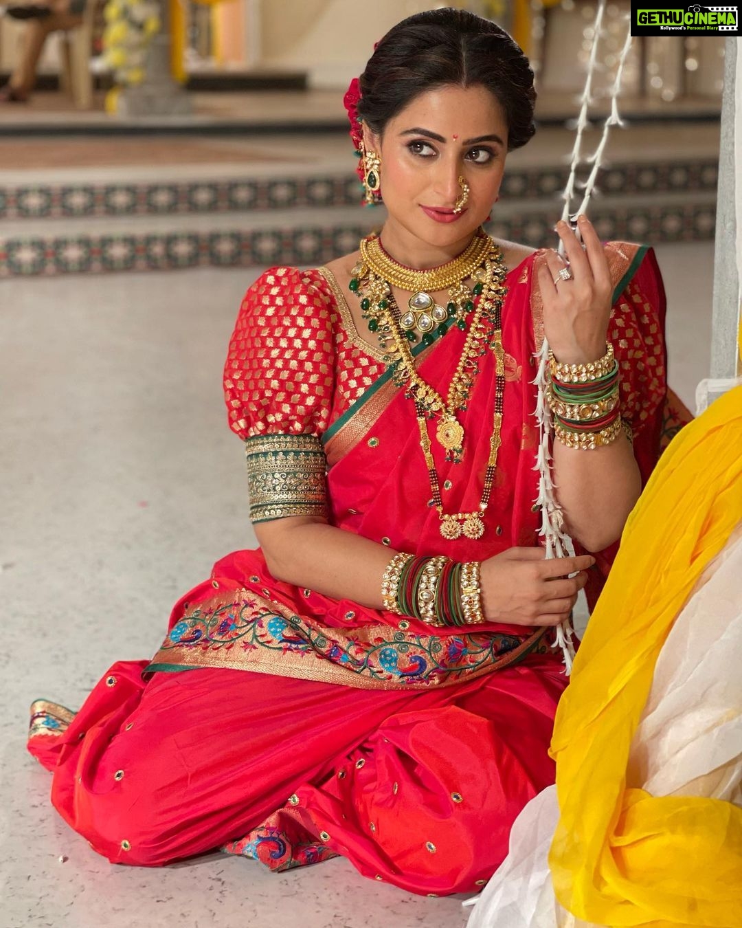 Aishwarya Sharma Bhatt Instagram - बाई गं !!! कसं करमत न्हाई गं❤️ PC @bhatt_neil #ghumhaikisikeypyaarmeiin #bts #pakhi #patralekha #aishwaryasharma #marathimulgi #nauvarisaree #maharashrianlook #chandramukhi मुम्बई फ़िल्म सिटी