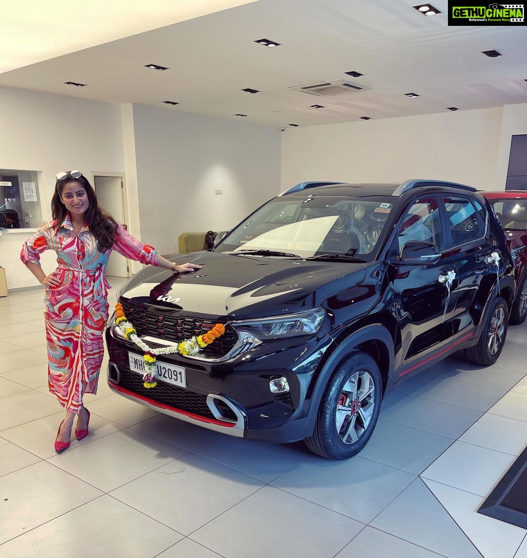 Aishwarya Sharma Bhatt Instagram - Meet My “Dhanno” 🖤❤️ when your hardwork finally pays off 😇🧿🪬 Thankyou god for everything and this special thanks to you my love @bhatt_neil for being there with me running around for me love you so so much and Thankyou mutter paneer love you 😘❤️🤗 #dreamcometrue #newcar #firstcar #newbeginnings #thuthuthu #aishwaryasharma #stayblessed #stayhappy