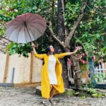Aishwarya Sharma Bhatt Instagram – Papa ki pari.. jhat se giri 😂😂😂 
Caption by @vihansometimes 
PC @vihansometimes 
Wearing @janasyaclothing 
Styling partner @styling.your.soul 

#aishwaryasharma #picturesoftheday #happymonsoon #monsoon2022 #ootd #crocs #stayhappy