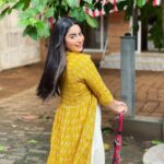 Aishwarya Sharma Bhatt Instagram – Papa ki pari.. jhat se giri 😂😂😂 
Caption by @vihansometimes 
PC @vihansometimes 
Wearing @janasyaclothing 
Styling partner @styling.your.soul 

#aishwaryasharma #picturesoftheday #happymonsoon #monsoon2022 #ootd #crocs #stayhappy