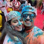 Aishwarya Sharma Bhatt Instagram - Happy Holiiiii 🎉🥰🥳🙏🏻😇 #beforeafter #neilkiaish #holi2023 #aishwaryasharma #neilbhatt #couplegoals