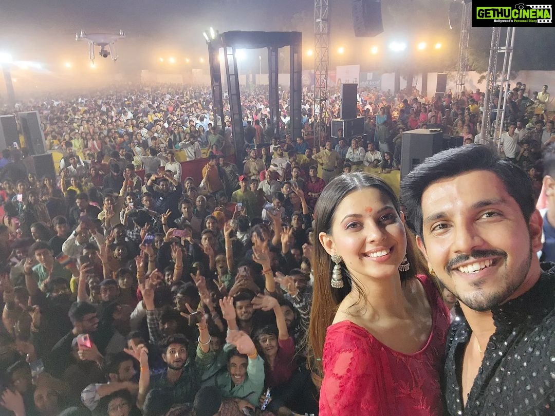 Alice Kaushik Instagram - What energy JODHPUR!!! What a mad night. Thank you, each one of you. You guys were truly amazing and special. We were touched by the amount of love you all showered upon us. Love you alllllllllll 💖💖💖 #Jodhpur #DainikBhaskar #GarbaNight #NightTo Remember