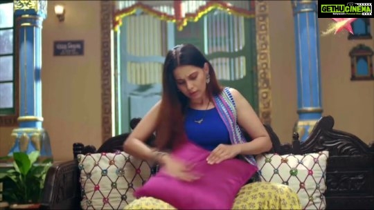 Alice Kaushik Instagram - Ab Pandya parivaar milega aapse Ravivaar ko bhi. Kahin jaaiyega matt. Ghar baithey lijiye saaton dinn manoranjan ka mazaa! Dekhiye, #PandyaStore, iss Ravivaar se har roz, shaam 7:30 baje, StarPlus aur kabhi bhi Disney+ Hotstar par. @starplus