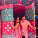 Alice Kaushik Instagram - Oh my God, we're back again 🤟 @starplus #RavivaarwithStarParivaar #raavi #dev #pandyastore
