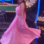 Alice Kaushik Instagram - Undying love for twirls, pink and Bollywood 💓🌸 #RavivaarwithStarParivaar #PandyaStore #Raavi