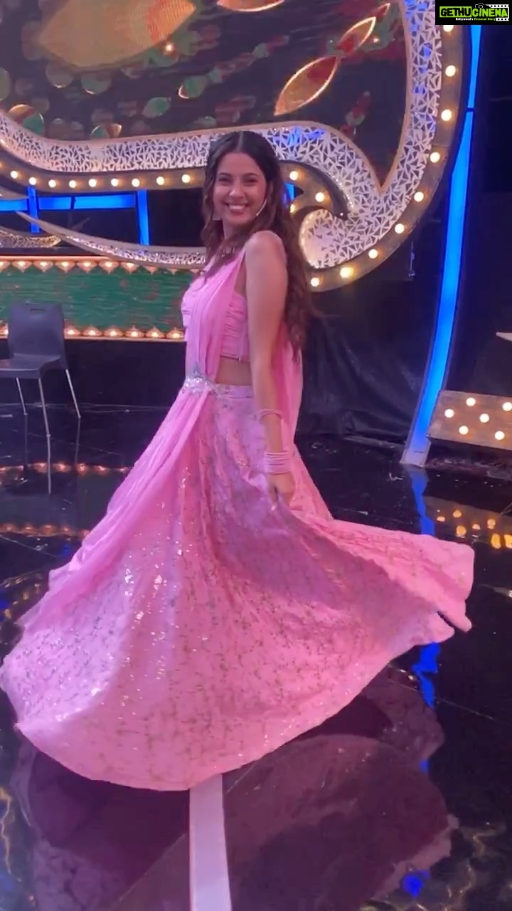 Alice Kaushik Instagram - Undying love for twirls, pink and Bollywood 💓🌸 #RavivaarwithStarParivaar #PandyaStore #Raavi