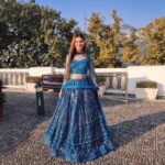 Alice Kaushik Instagram - But what do you do with all these scattered little pieces of yourself? You start weaving your own fairy tale. 🧚🏻‍♂️💫 #pyaarmeinsharabhi #Mehendi 💙 Outfit : @laganwedding Styling: @styledbyhenal Jaypee Residency Manor Mussoorie