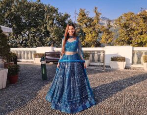 Alice Kaushik Instagram - But what do you do with all these scattered little pieces of yourself?
You start weaving your own fairy tale. 🧚🏻‍♂️💫 
#pyaarmeinsharabhi #Mehendi 💙
Outfit : @laganwedding 
Styling: @styledbyhenal