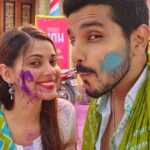 Alice Kaushik Instagram - We believe in haath & pair todh mehnat..🤣♥️ Celebrating 2 years of #raavipandya and how!! 🫶🫶 Also #HappyHoli from us 😘 #shivi #kdice #kanwardhillon #alicekaushik #holi2023
